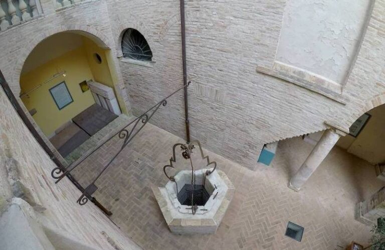 Cortile-del-palazzo-della-Rovere-a-Castelleone-di-Suasa-sede-del-Museo-Civico-Archeologico-Alvaro-Casagrande